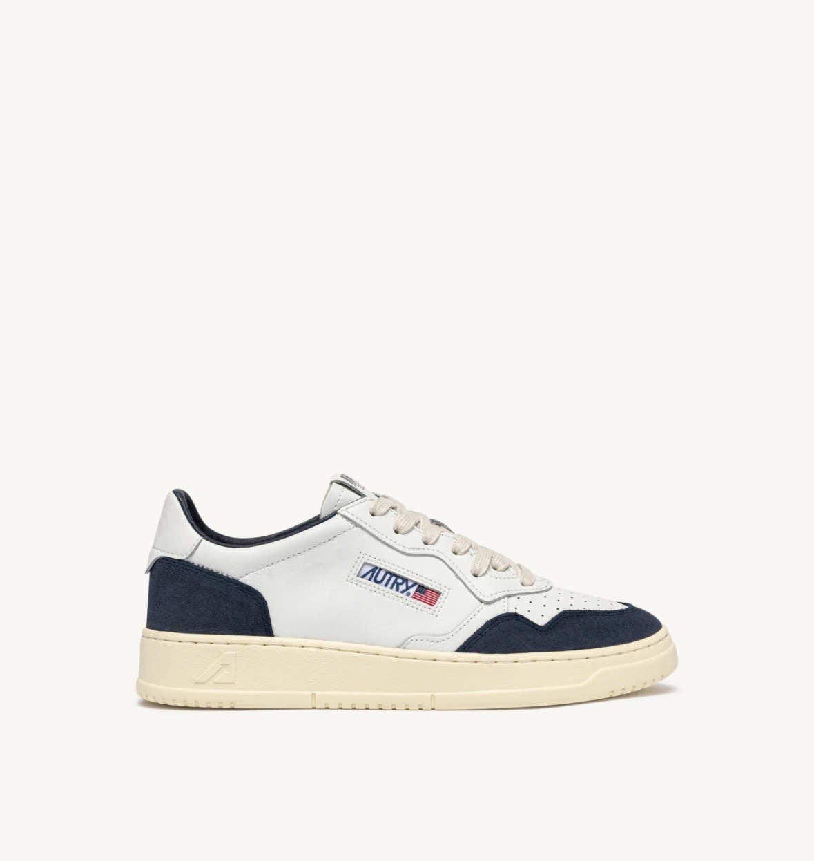 BASKETS MEDALIST LOW EN CUIR BLANC ET DAIM DENIM — Autry