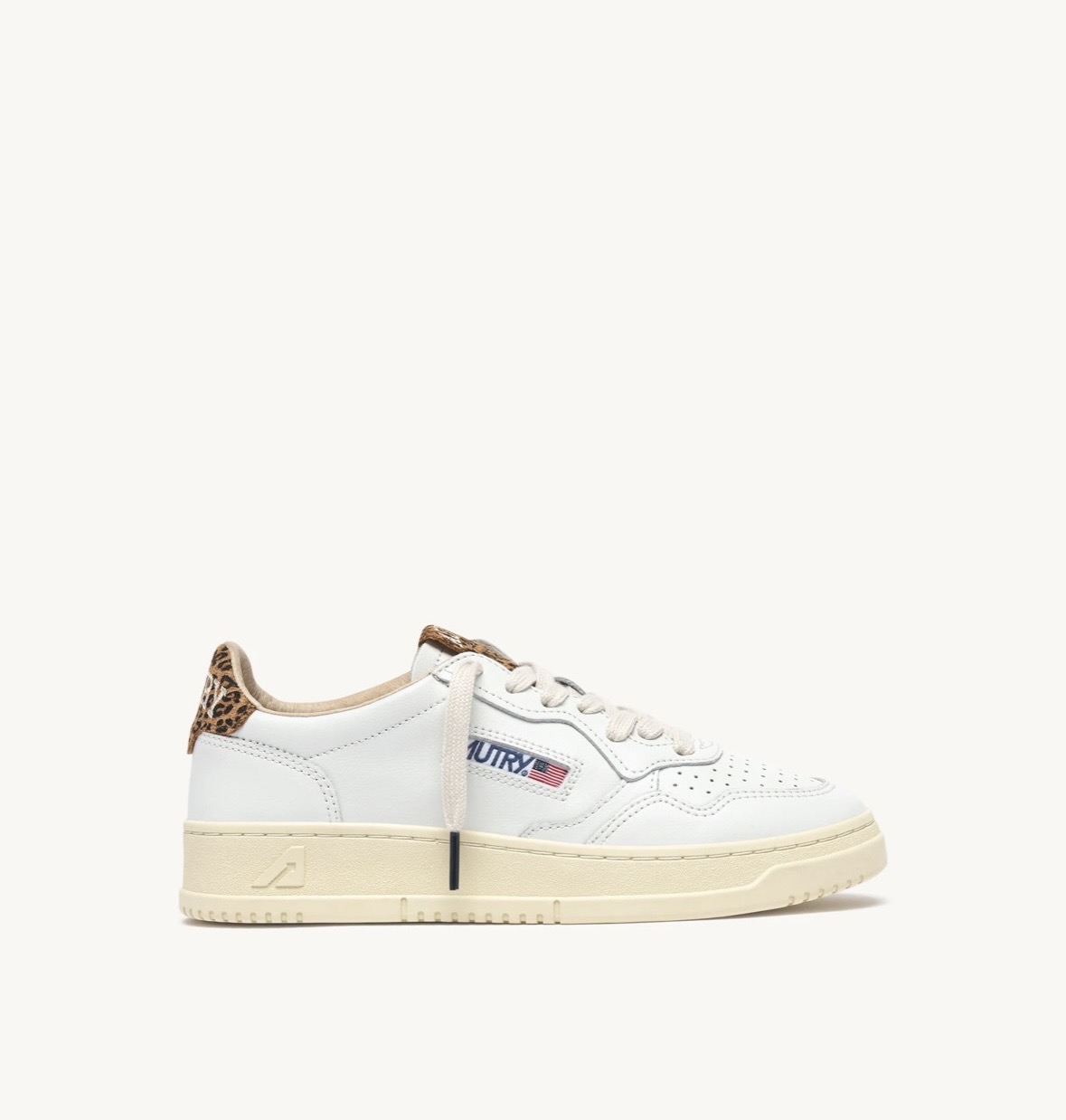 BASKETS MEDALIST LOW EN CUIR BLANC ET DAIM LEOPARD — Autry