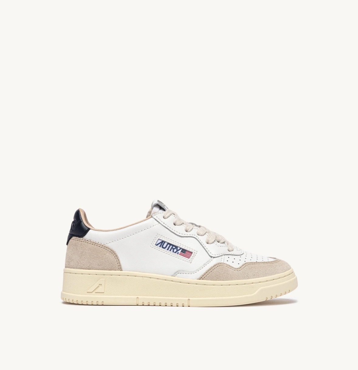 BASKETS MEDALIST LOW EN CUIR BLANC ET NOIR ET DAIM BEIGE — Autry